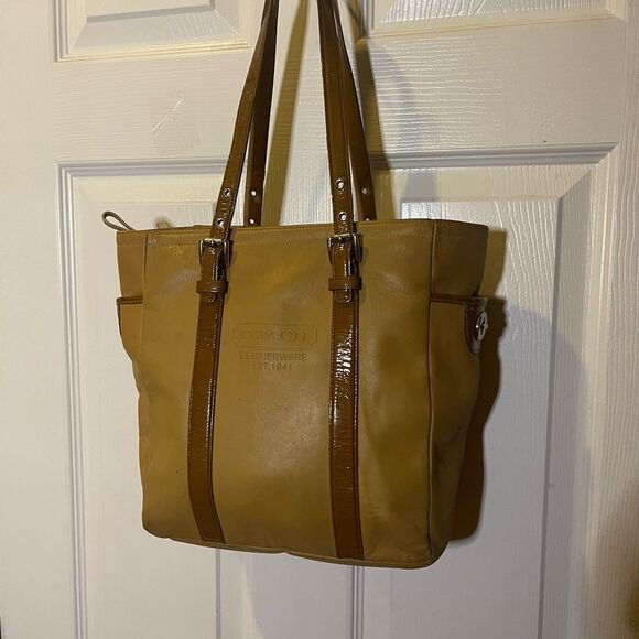 Vintage Coach Leatherware Est. 1941 tan shoulder bag with brown straps and trims - Picture 2 of 16